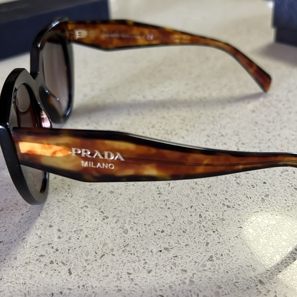 Prada tortoise shell sunglasses - Picture 4 of 5